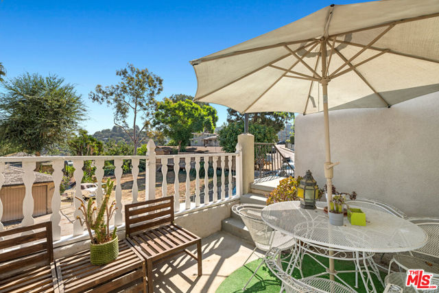 2321 Lake View Avenue, Los Angeles CA: https://media.crmls.org/mediaz/3278ce10-2439-48f7-a49e-c4eac765da59.jpg