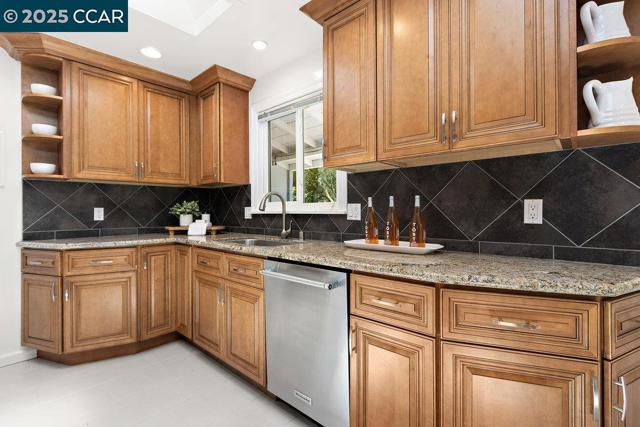 180 Ivy Drive, Orinda CA: https://media.crmls.org/mediaz/3279ac87-f324-492b-85da-7c4543166d4d.jpg