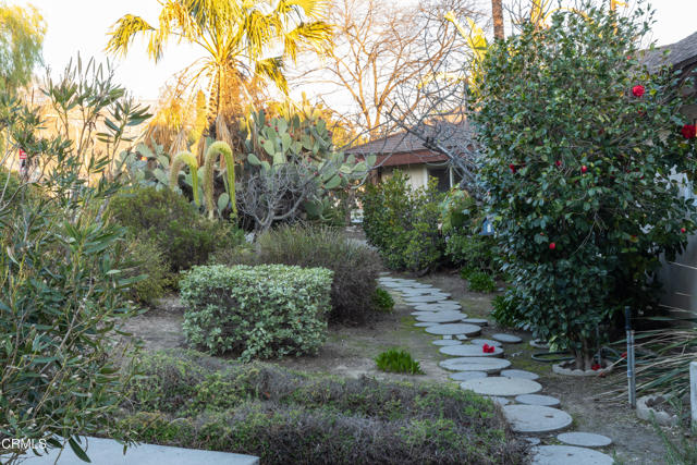 4901 Angeles Crest Circle, La Canada Flintridge CA: https://media.crmls.org/mediaz/3279e10f-28c6-40cd-a826-9dc1673a5857.jpg