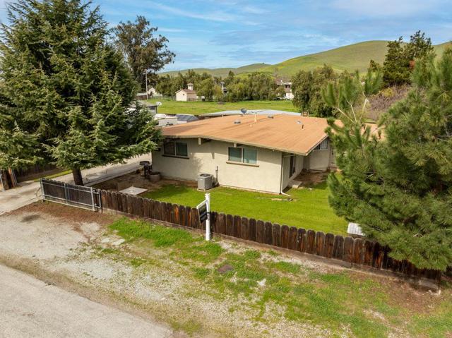 6881 F Street, Tres Pinos CA: https://media.crmls.org/mediaz/327b4d61-ee4d-4beb-8970-ec6c98b9d433.jpg