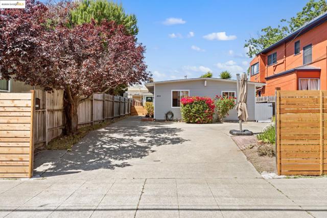 1611 Julia St, Berkeley CA: https://media.crmls.org/mediaz/327b6de9-f19e-431d-9224-809036e5404c.jpg