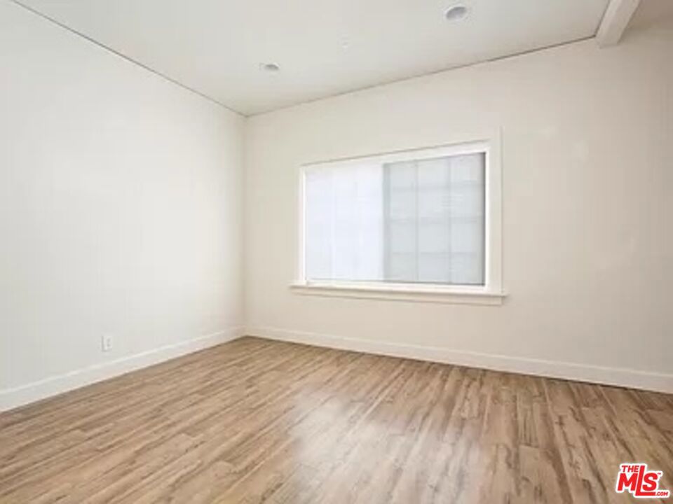 https://media.crmls.org/mediaz/327c272c-8864-4bf6-96e2-e3a55e55d3f6.jpg?preset=X-Large