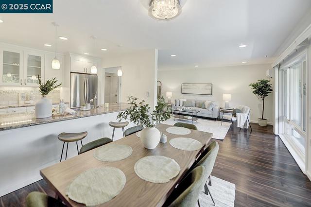 3136 Tice Creek Dr, Walnut Creek CA: https://media.crmls.org/mediaz/327c50c7-2655-4788-8586-f7832d6b2714.jpg