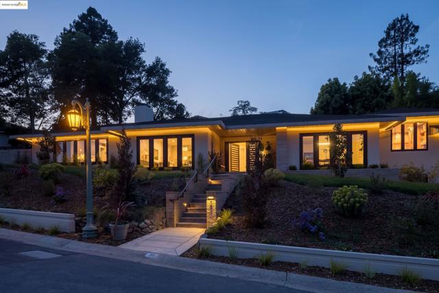 30 Lincolnshire Dr, Oakland CA: https://media.crmls.org/mediaz/327c777a-0faf-424d-8f55-42dca3df3d53.jpg