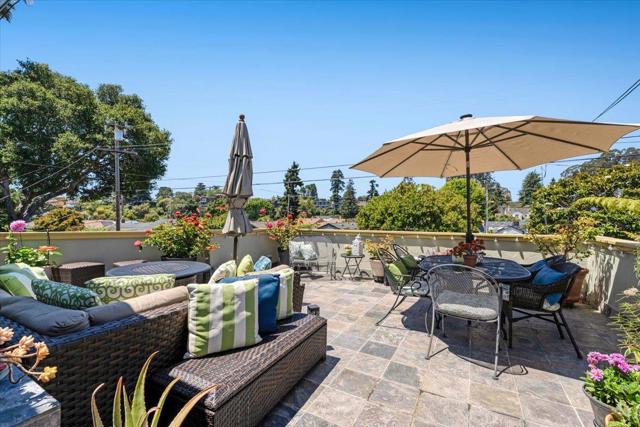 522 Oak Drive, Capitola CA: https://media.crmls.org/mediaz/327caa16-f49e-4a20-b5d6-c88965bef5e9.jpg