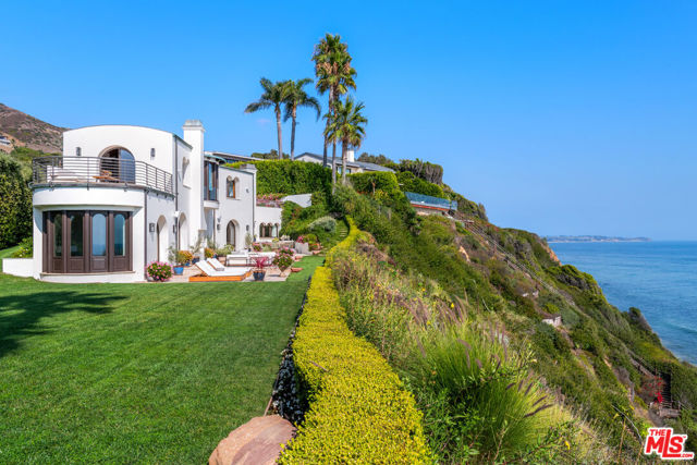 32804 Pacific Coast Highway, Malibu CA: https://media.crmls.org/mediaz/327e1a19-dc0f-49b5-8e86-6bb918b2420e.jpg