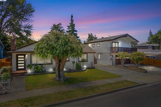 824 14th Ave, Menlo Park CA: https://media.crmls.org/mediaz/327e51f1-81fc-4972-85ea-c54c10b8b7ed.jpg