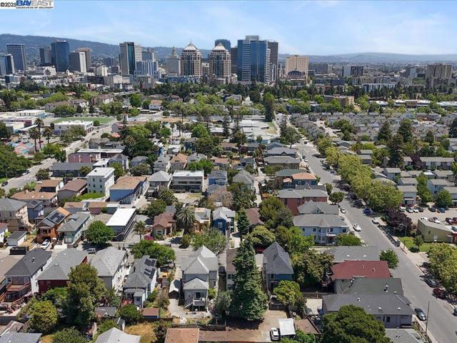 1013 Chestnut St, Oakland CA: https://media.crmls.org/mediaz/327f07ff-f6c2-4762-b244-d9a8f70f2912.jpg