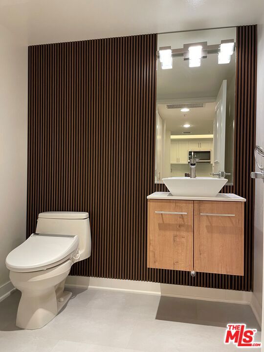13700 Marina Pointe Drive, Marina del Rey CA: https://media.crmls.org/mediaz/327f5de6-f8aa-477f-a465-31f75a5e1216.jpg