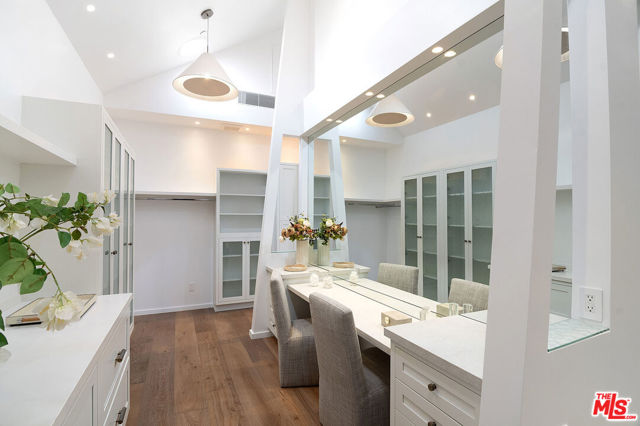 745 E Sunset Avenue, Venice CA: https://media.crmls.org/mediaz/327fbaee-1f64-4acb-89e5-d9900d1ab3c3.jpg