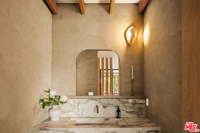 11556 Blix Street, Valley Village CA: https://media.crmls.org/mediaz/327fe26e-21ed-4e3f-8712-71fec240ca08.jpg