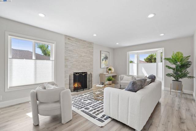 955 Maud Ave, San Leandro CA: https://media.crmls.org/mediaz/328022cb-55e7-49ff-ac20-b31d5492b31d.jpg