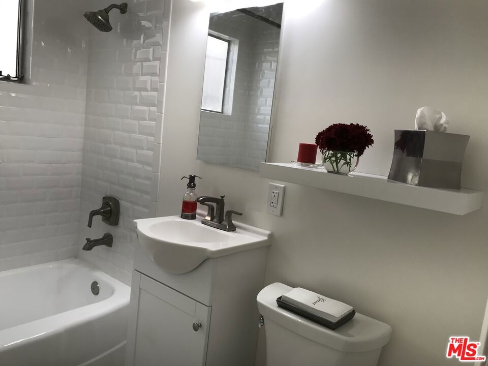https://media.crmls.org/mediaz/32804326-b6a6-4858-9fa1-b44dc2f1a588.jpg?preset=X-Large