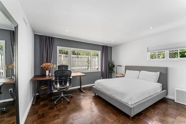 2315 Avenida De La Playa, La Jolla CA: https://media.crmls.org/mediaz/32808df3-234f-4c04-a511-8c20bb3411f3.jpg