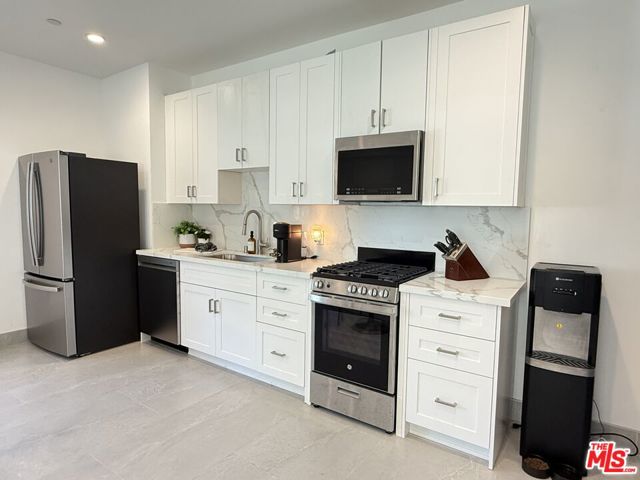 834 S Shenandoah Street, Los Angeles CA: https://media.crmls.org/mediaz/32811088-e924-4357-a7d4-a5511c63ca10.jpg