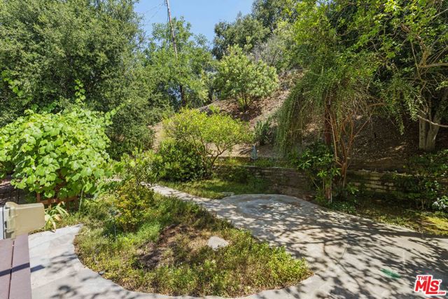 3740 Multiview Drive, Los Angeles CA: https://media.crmls.org/mediaz/32830e56-bc3b-4c16-a179-5da573642169.jpg