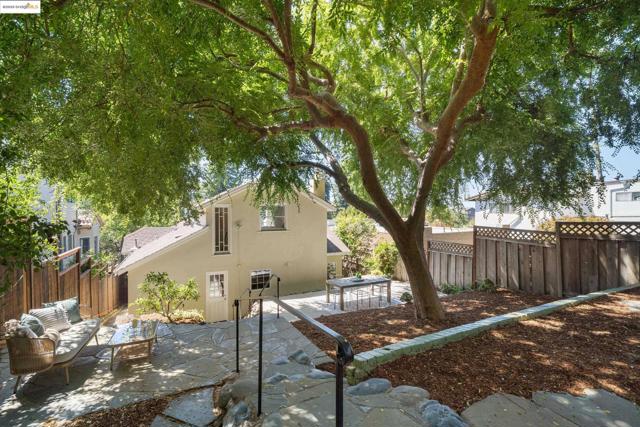 6314 Broadway Ter, Oakland CA: https://media.crmls.org/mediaz/3283d928-e58a-414c-a753-f821c3025999.jpg