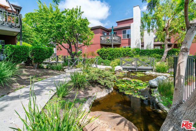 4939 Maytime Lane, Culver City CA: https://media.crmls.org/mediaz/3283fe11-c991-4b51-b6e3-d6fbdf96cc01.jpg