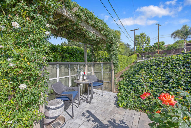 1233 Calle Olmo, Thousand Oaks CA: https://media.crmls.org/mediaz/32841300-ff1e-469f-bf16-59a71f334c7a.jpg