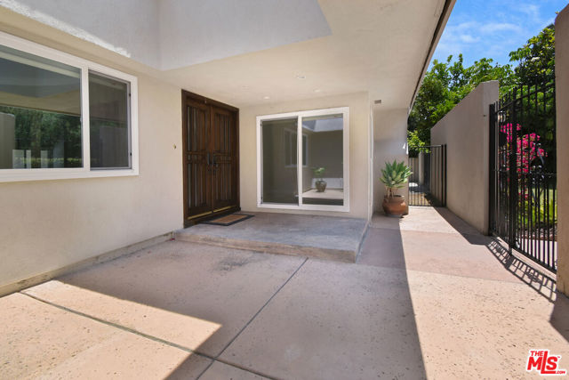 23637 Park Belmonte, Calabasas CA: https://media.crmls.org/mediaz/3286c1eb-9f6d-416a-af55-72c1cc72a94e.jpg
