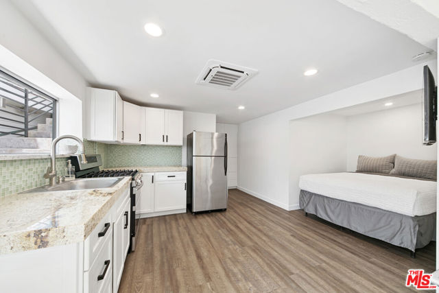 24928 Malibu Road, Malibu CA: https://media.crmls.org/mediaz/328711aa-4074-4edc-aaf3-2d7675c84c05.jpg