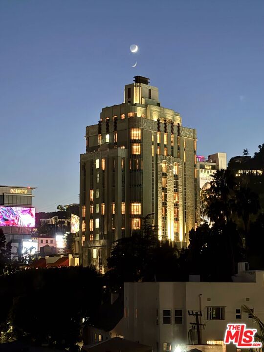 1302 N Sweetzer Avenue, West Hollywood CA: https://media.crmls.org/mediaz/3287a5bb-5ccf-4fbb-9961-d3be7344d2c3.jpg