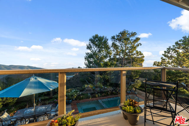 23255 W Paloma Blanca Drive, Malibu CA: https://media.crmls.org/mediaz/3287e5bd-ff01-4e19-b45e-27dfc88015dc.jpg