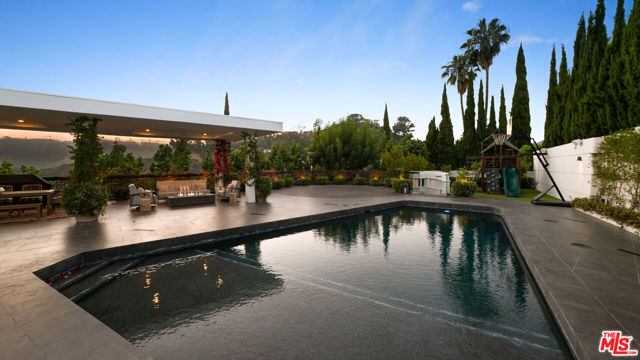 1601 Bel Air Road, Los Angeles CA: https://media.crmls.org/mediaz/32881f32-bde9-4b3d-8ef3-77edeedf6822.jpg