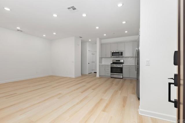1207 Sunrise View, San Marcos CA: https://media.crmls.org/mediaz/32889366-b717-41e6-ac34-dafe5f9ab721.jpg