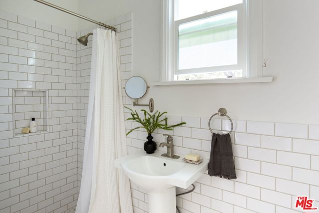 204 S Plymouth Boulevard, Los Angeles CA: https://media.crmls.org/mediaz/328a49bb-8a98-409f-9343-799fb6065ac8.jpg