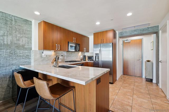 800 The Mark Ln, San Diego CA: https://media.crmls.org/mediaz/328ac104-828e-49b0-9ec4-ebb645fe77ce.jpg