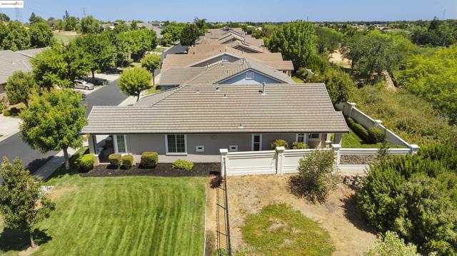 1040 Bismarck Terr, Brentwood CA: https://media.crmls.org/mediaz/328c0973-c716-4d4e-a2d9-d1278338494b.jpg