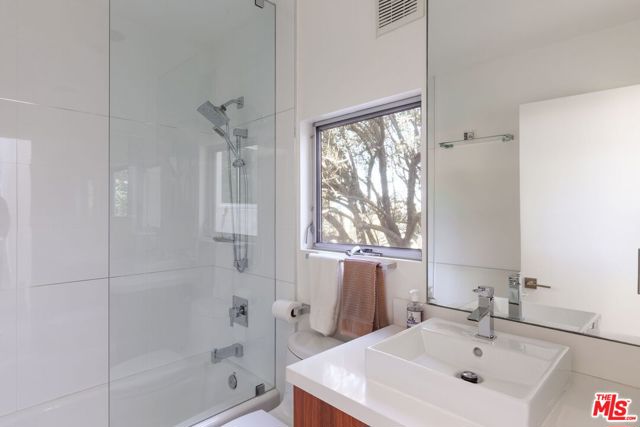 14622 Valley Vista Boulevard, Sherman Oaks CA: https://media.crmls.org/mediaz/328c76d2-0d70-4046-8fcf-73c0b815bbda.jpg
