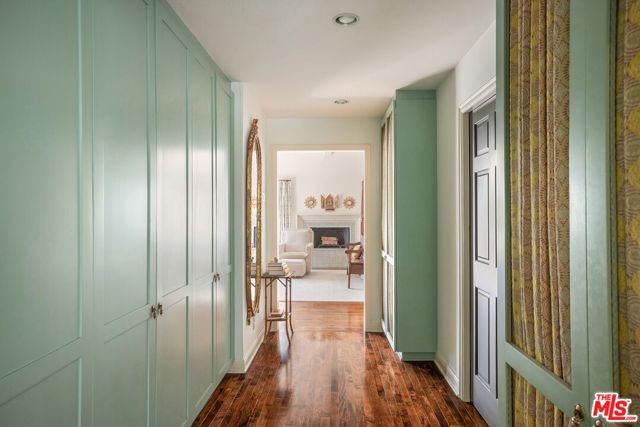 11982 Brentridge Lane, Los Angeles CA: https://media.crmls.org/mediaz/328c8c9a-4ecb-48c0-95b0-3dccccaaec1d.jpg
