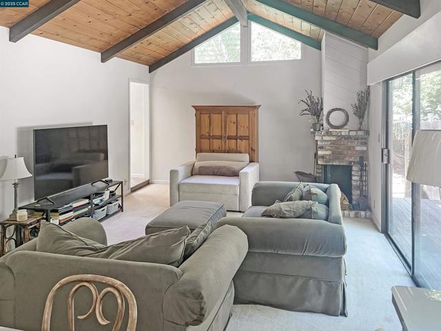 54 Creek Tree Ln, Alamo CA: https://media.crmls.org/mediaz/328da6db-04f0-4c48-a88f-0e3b7b8adeee.jpg