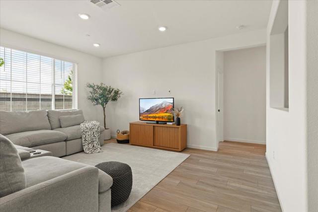 829 Crow Creek Circle, Galt CA: https://media.crmls.org/mediaz/328e0d4c-3ceb-46b8-9dc5-4a3513b704f5.jpg
