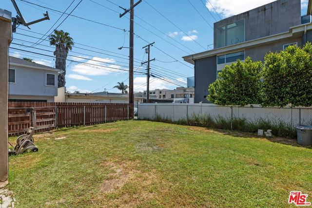 1925 19th Street, Santa Monica CA: https://media.crmls.org/mediaz/328e18f1-bae3-4477-8116-7634fc460715.jpg