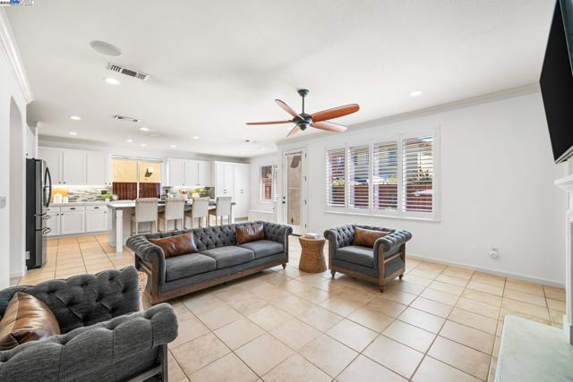 3638 Otter Brook Loop, Discovery Bay CA: https://media.crmls.org/mediaz/328e526c-26b5-40b4-8431-0caa3b0ff8a6.jpg