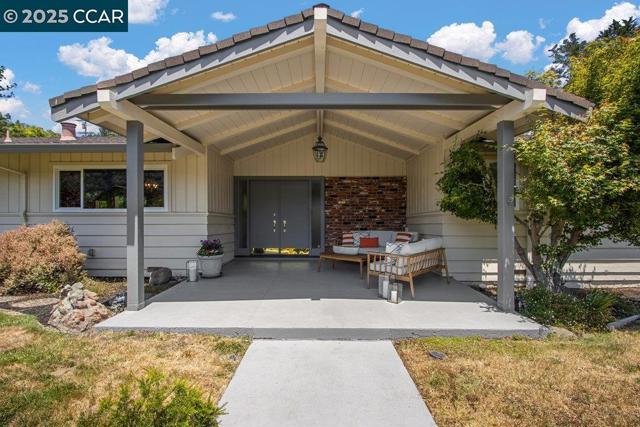 1 Aspinwall Ct, Orinda CA: https://media.crmls.org/mediaz/328e555b-17a8-4836-ab57-9822441691a6.jpg