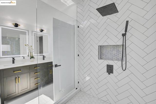 812 Foothill Blvd, Oakland CA: https://media.crmls.org/mediaz/328ecc2a-4aa1-449b-9c2f-ac96649190cb.jpg