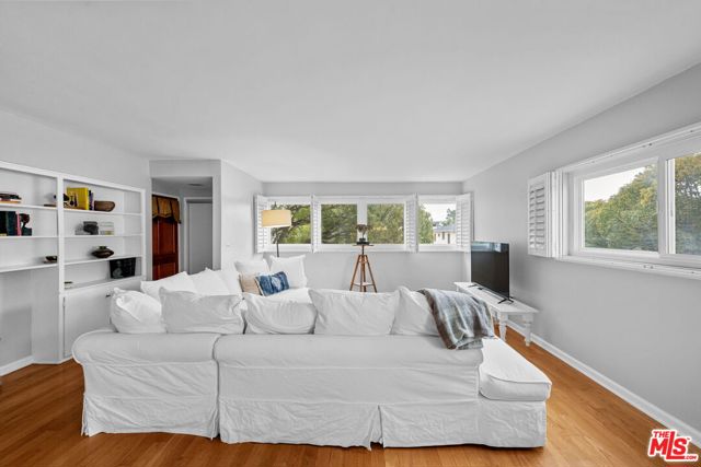 1225 Washington Avenue, Santa Monica CA: https://media.crmls.org/mediaz/328fe7f0-3e0c-42d7-9550-8e6aaa32c79d.jpg