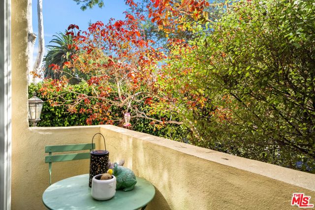 933 17th Street, Santa Monica CA: https://media.crmls.org/mediaz/329037c2-4f52-448d-9aba-3747f28cce96.jpg