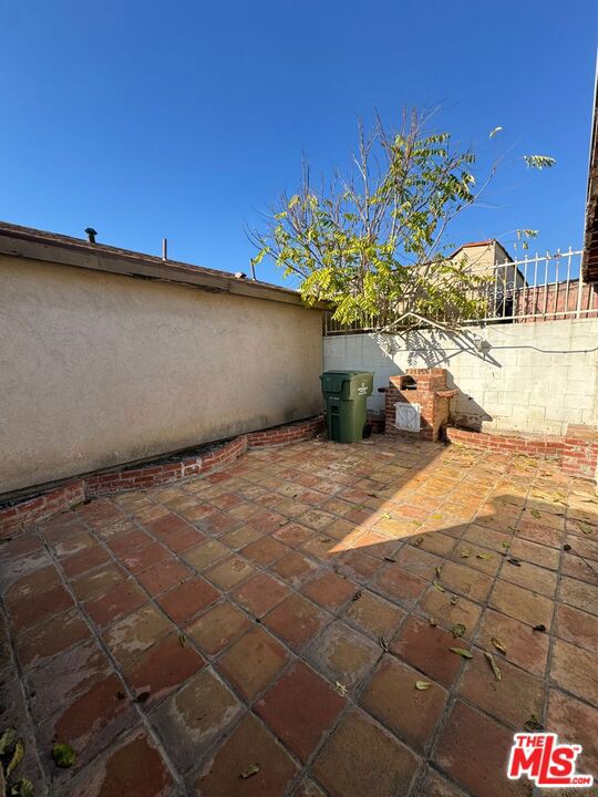 619 Elm Avenue, Inglewood CA: https://media.crmls.org/mediaz/329179ff-6cff-46f6-b552-a0d2eee40775.jpg