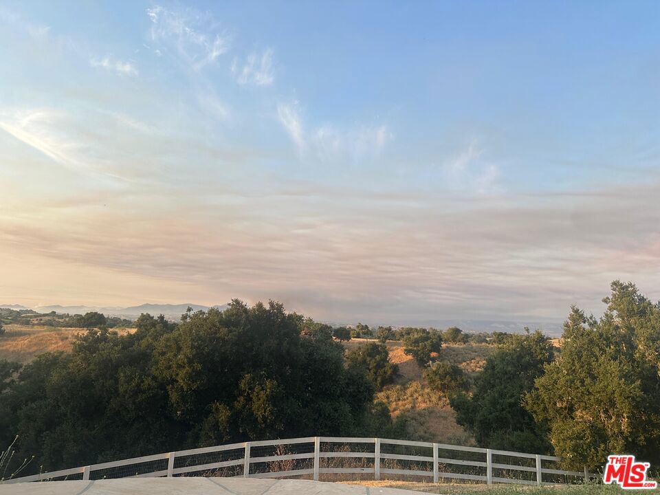 https://media.crmls.org/mediaz/32920331-4181-41a5-a913-b2e659144ebc.jpg?preset=X-Large