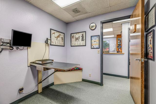 10012 N Foothill Boulevard, Cupertino CA: https://media.crmls.org/mediaz/329429ba-d3f5-4b0d-b9a9-b11402b899a8.jpg