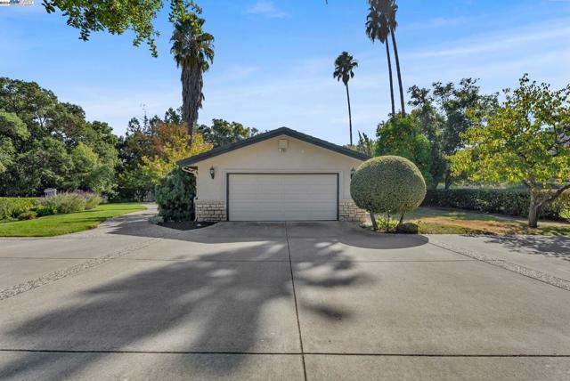 Image 6 of 26 For 21 Castlewood Dr