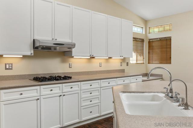 1915 Andrews Ct, Oceanside CA: https://media.crmls.org/mediaz/3294f9bb-fad4-4f79-94d6-578abdcf2648.jpg