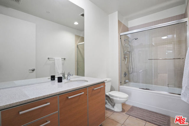 801 S Grand Avenue, Los Angeles CA: https://media.crmls.org/mediaz/329509ba-baaf-423f-a1c2-2d43d5f965ed.jpg