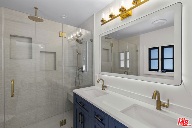 8607 Clifton Way, Beverly Hills CA: https://media.crmls.org/mediaz/32950f9b-6571-4765-bb18-2e08fbd6258d.jpg