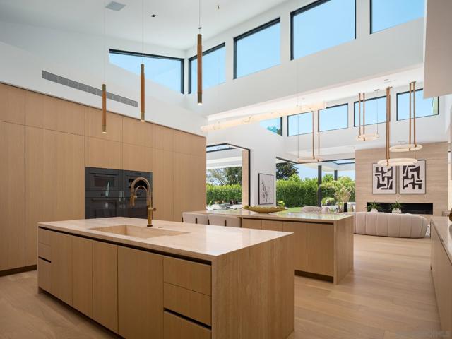 6283 La Jolla Scenic Drive S, San Diego CA: https://media.crmls.org/mediaz/3295c484-9771-40a5-a0f5-f9c1719319f3.jpg